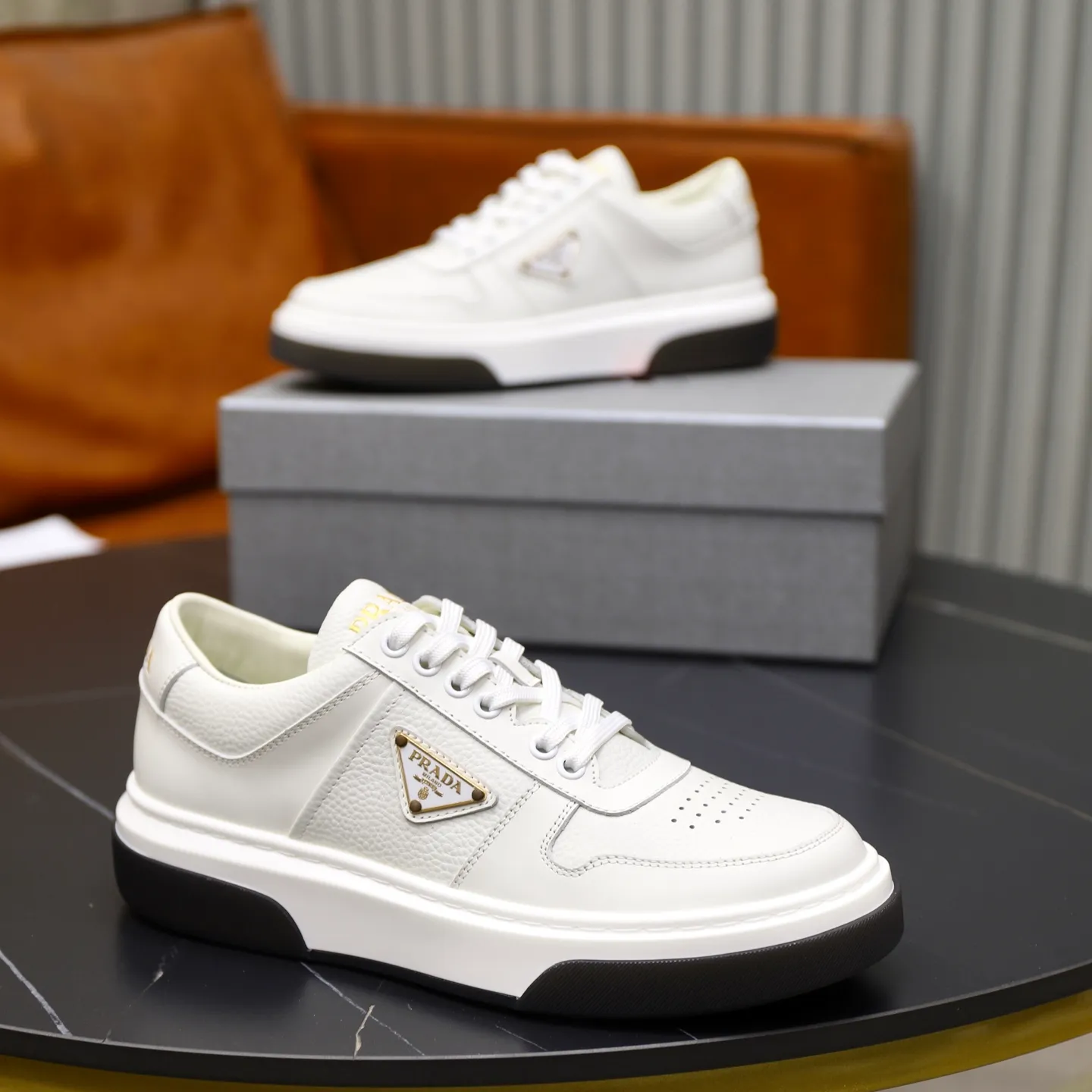 Factory price: 720💰Top original order Brand: PRADA (Prada) Standard code: Men's size 38/44 (45 can be customized) Grade: Same as the official website Material: Original cowhide stitching imported cowhide lining Original combination two-color wear-resistant soft outsole Style category: Leisure and sports version Young fashion European and American trend British style Color: Actual picture color